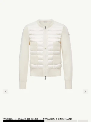 Vit Moncler cardigan - Äktighets bevis och bilder på kan skickas privat, pris kan diskuteras🩷Snygg vit cardiganjacka från Moncler med quiltad. Använd två/tre gånger. Köpt i butik kvitto och påse finns med!