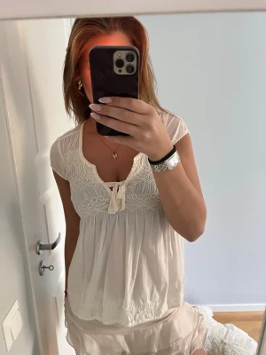 Vit blus  - Söt vit blus i strl S💞