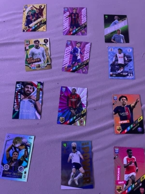 Fotbollskort  - Hjälper min son att sälja. Fotbollskorten är i bra skick, utmärkt present till den fotbollstokige. Priset går att förhandla vid snabb och smidig affär. 