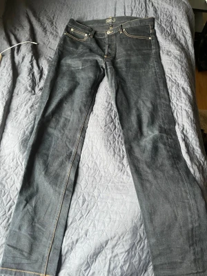 Mörkblå jeans från A.P.C. Petit New Standard i japanskt denim - Snygga mörkblå jeans från A.P.C. i modellen Petit New Standard. Klassisk femficksdesign med raka ben och kontrastsömmar. Jeansen är tillverkade i kraftig japanskt denim och har en stilren look som passar till det mesta.