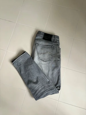 Ursnygga Jacob Cohen jeans w35 herr - Grå ursnygga populära och trendiga Jacob Cohen jeans av högsta kvalite i storlek w35 säljes. 45 cm breda i midjan och 103 cm total längd. Inga hål eller fläckar i toppen skick så väldigt fina! Tveka inte vid minsta fråga!