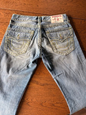 True Religion  jeans - Säljer ett par ovanliga true religion jeans, Gold Big T destroyed. Aldrig använda och är i nyskick. 