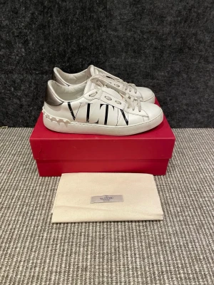 Valentino skor  - Hej, säljer nu dessa svin snygga valentino skor. Skorna är i fint skick! Begränsat antal boxar och dustbag. Hör av dig vid frågor. 