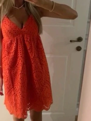 Röd sommar klänning - Säljer världens finaste orange/röda sommarklänning med broderi! Den är magisk när man är brun!!❤️❤️❤️🧡🧡😇😇😇