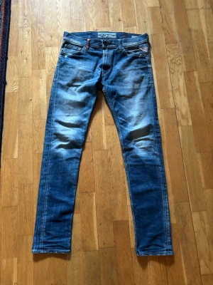Blå slim fit jeans med slitningar - Säljer ett par blå slim fit replay jeans i storlek L 34 och w32