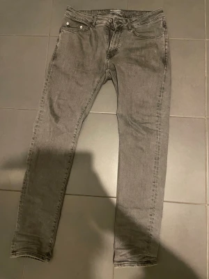 Grå slim fit jeans från Dressmann 31/32 - Snygga grå jeans från Dressmann i storlek 31/32 och modellen slim fit. Nypris:899kr  Mvh hängbossen