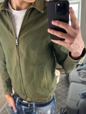 Grön Overshirt - Stilren och skön perfekt nu i vinter med hoodie under! Mått: A:46cm B:40cm C:40cm D:61cm. Smutsig annars bra skick! Skriv vid fundering😇