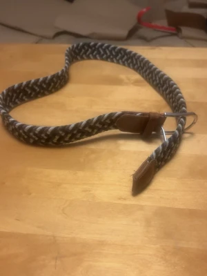 Svart grått och vit bälte  - Helt nytt bälte 102cm!