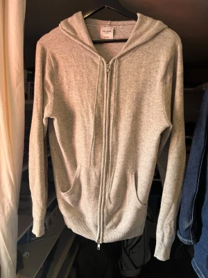 Ljusgrå Kashmir hoodie från John henric - Säljer min ljusgrå Kashmir hoodie från John Henric. Hoodien är i mycket bra skick förutom ett litet hål i armhålan som ej syns så bra. Nypris 2500kr