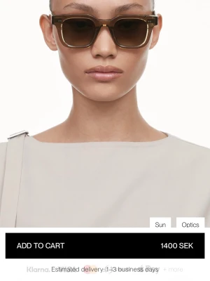 Bruna solglasögon från chimi - Snygga solglasögon från chimi i en mörkbrun nyans med fyrkantig form och breda skalmar. Glasen är tonade och bågarna har en stilren, modern look som passar till alla outfits. Perfekta för soliga dagar och ger en cool vibe.