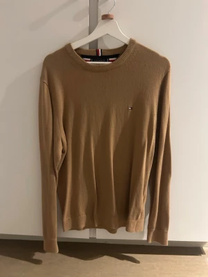 Crewneck Tommy Hilfiger - Stilren crewneck från Tommy Hilfiger, väldigt skön och tunn. storlek medium