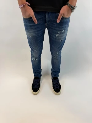 Dondup Jeans George  - Dondup Jeans George! Trendigaste jeansen på marknaden.  Ny pris= 4000 kr Säljs för= 999 kr (Modellen har original slitningar från fabrik vilket är väldigt eftertraktat och populärt)