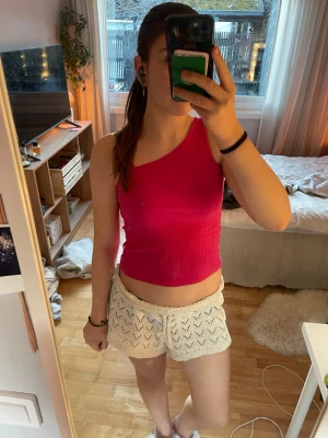 Ribbad rosa oneshoulder topp - en jättefin och cool sommartips i en varm rosa färg 💕💕egentligen är den barnstoröek men passar främst XS
