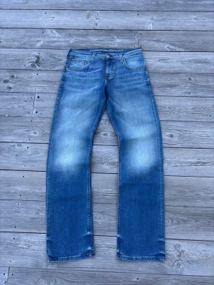 Vintage Mustang Jeans - Vintage straight leg jeans.  Brand: Mustang Tagged size: 33/36  Waist (flat): 44cm Length: 117cm Leg opening: 22cm  Follow my profile for 10% off your purchase!  More jeans available on my profile.  Nr: 56 