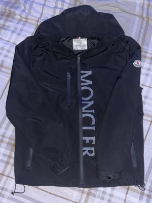 Svart vindjacka från Moncler - Fet vindjacka från moncler som går att spänna litet fel en knapp fast limmad (se sista bild) bara att höra av dig vid fler frågor!