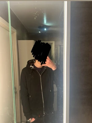 Burberry Zip M/M - En tvär fet burberry zip. Den är i skit bra skick och helt utan defekter. Säljer den för kommer inte till användning. Skriv vid frågor och kolla gärna in min profil för fler feta tröjor och annat! Vid köp av fler plagg kan ett schysst paketpris lösas! 