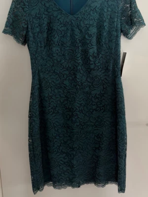 Lauren Ralph Lauren, mörkgrön spetsklänning   - Supersnygg mörkgrön klänning! Perfekt för dig som vill ha en elegant look med fina detaljer. Storlek 8.