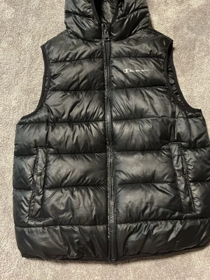 Champion väst  - Säljer en fin väst inga märken eller hål använd ca 5-10 gånger bara sitter bra med luva kan diskutera pris snabb affärs bra nu till sommaren st 150-155