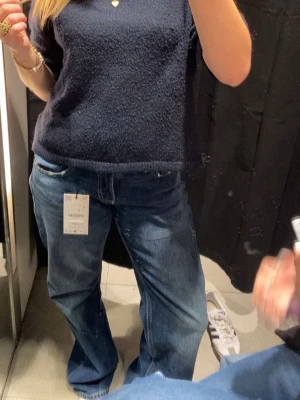 Populära zara jeans  - Säljer dessa jätte snygga zara jeansen, lite slitna längre ner vid benen, kan fixa bild om de önskas💕