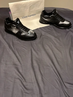 Svarta Louis Vuitton sneakers - Snygga svarta sneakers från Louis Vuitton med klassisk LV-logga på tungan och sidan. Ändra färg beroende på ljus du befinner dig i antingen ljusa eller svarta serienummer och stämpel och så vidare finns på insidan skick 8,5/10 mycket omhändertagna dustbag snören till kommer hör av dig vid ytterligare frågor!!! 