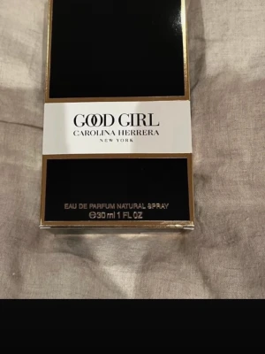 Good Girl parfym 30ml Carolina Herrera - Good Girl Eau de Parfum från Carolina Herrera i en elegant svart och guldig förpackning. Parfymen är på 30 ml och har en lyxig känsla med sin stilrena design. Perfekt för dig som gillar exklusiva dofter och snygga flaskor.köpt för 1300kr