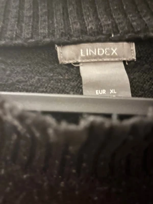 Svart stickad tröja från Lindex - En klassisk svart tröja som är varm och skön. Den har en rund hals och en enkel passform som gör den perfekt som baströja. Den är XL, men den är perfekt om man gillar lite oversized.