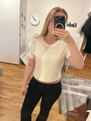 Hålbroderi tshirt  - Super gullig. Storlek L men sitter som S