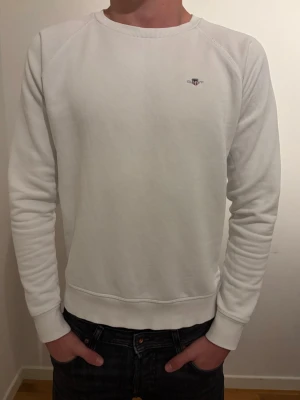 Vit sweatshirt från Gant - Vit sweatshirt från Gant med rund halsringning och diskret logotyp på bröstet. Perfekt för en clean och stilren look. Tröjan sitter som XS. Ord pris 999kr 
