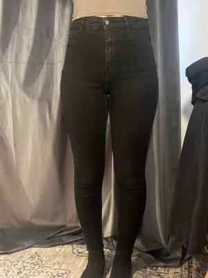 Svarta Molly jeans från Gina Tricot - Snygga Molly jeans storlek M 