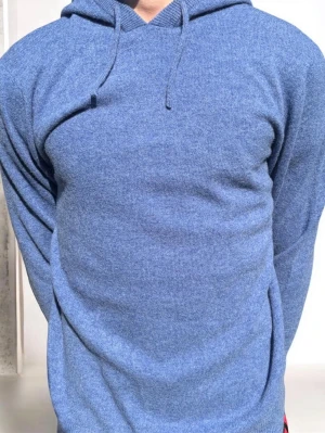 100% Merinoull Stickad Hoodie - Bengtson’s Merino | Helt Ny | Nordic Blue | 100% Merinoull | Storlek S | Handsydda Bengtson’s Tvättlappar | Modellen är ~178 | Pris ej hugget i sten!