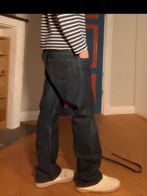  Levis 506 straight relaxed denim - Levis 506 straight. Byxorna är nästintill helt nya och är väldigt mörktblå. De är lite gran för stora för mig så därför säljer jag dem. Måtten är:     Midja - 45cm,                                                             benlängd - 105 cm                                    benöppning - 23cm