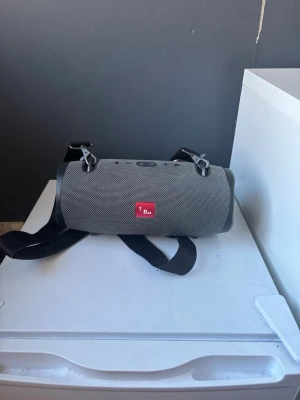 Grå Jbl högtalare  - Grå jbl xtreme 2, saknar laddare men annars är den i super skick!