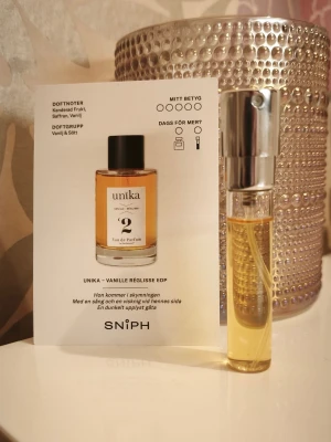 Unika Vanille Reglisse  - Unika Vanille Reglisse Eau de Parfum, endast testad,8 ml flaska. Doften har noter av kanderad frukt, saffran och vanilj. 