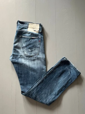 Replay Jeans med Slitningar - OBS! Mycket skryngliga så de kommer se bättre ut efter en strykning. W32 L32. Slitningarna är design.
