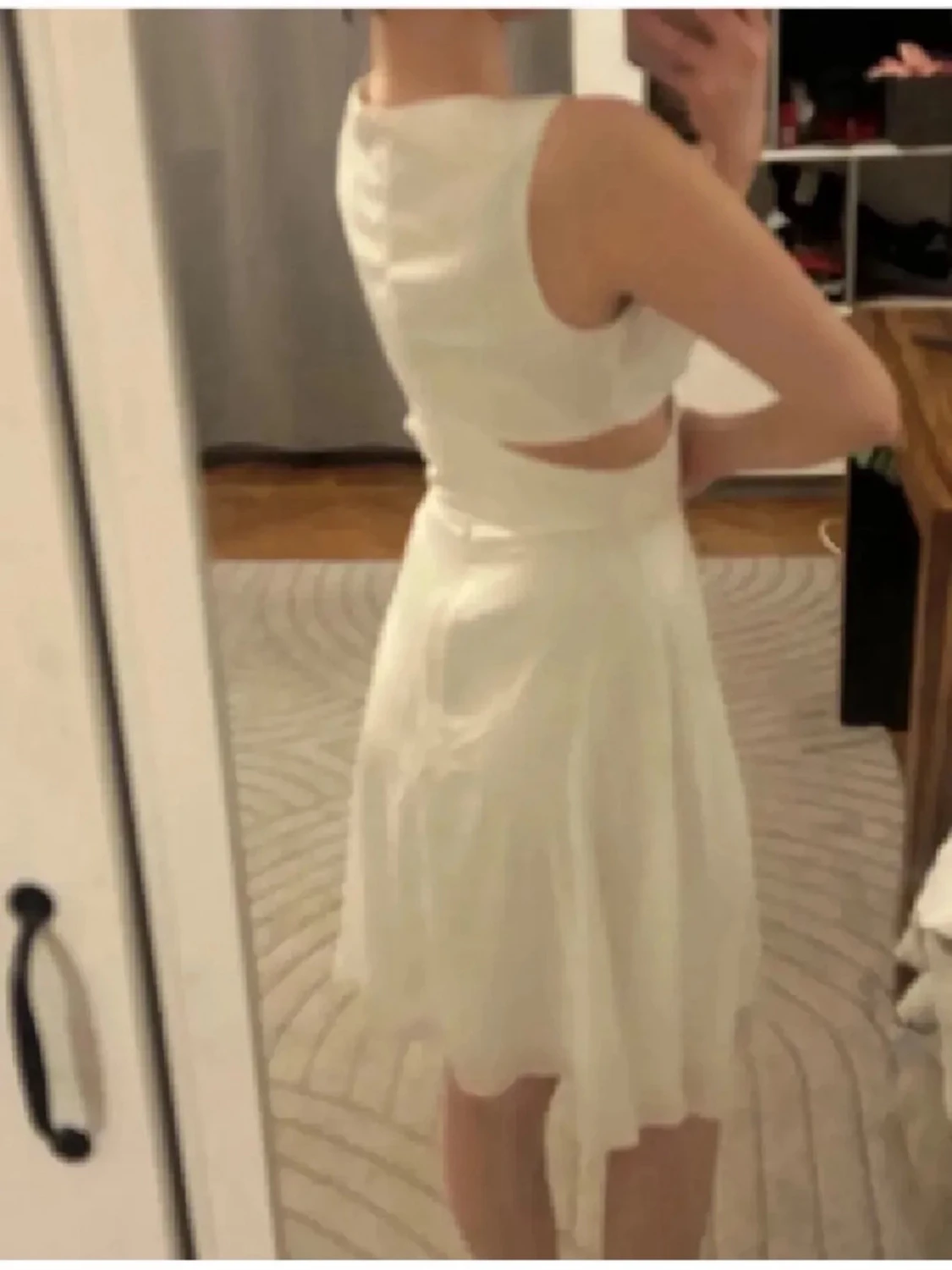 Vit omlottklänning med cut-out - 3