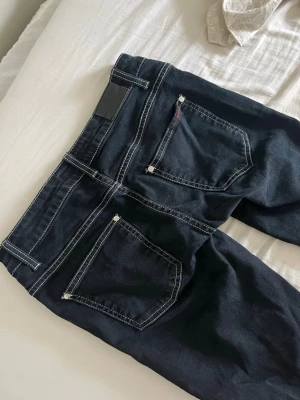 Mörkblåa jeans - Jeans från holiday, står ingen storlek men tydliga S skulle jag säga. Jag är 165 och sitter bra på mig.  Varken skinny eller mycket bootcut dem är raka, mer åt bootcut. 