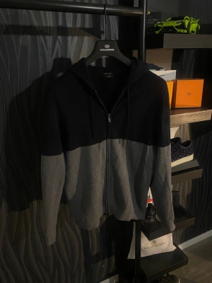 Massimo Dutti hoodie  - Stickad hoodie ifrån Massimo Dutti.  Storleken passar Medium.    Bara att höra av sig vid frågor eller funderingar✅