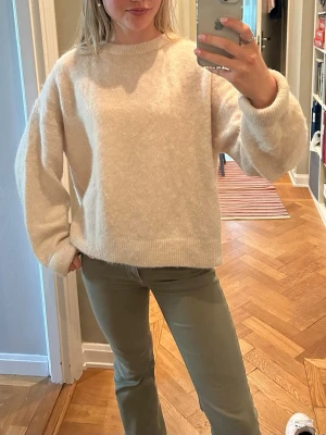 Beige stickad tröja alpaca - Superfin och mysig beige/krämvit stickad tröja från H&M i wool/alpaca blend💕35% alpaca och 35% ull! Mycket bra skick! Strl M men skulle säga att den passar xs/s bra också!