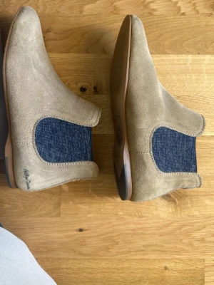 tommy hilfiger demin skor - säljer ett par fina hilfiger skor i brun biege färg, super sköna att gå i o fint t allt 