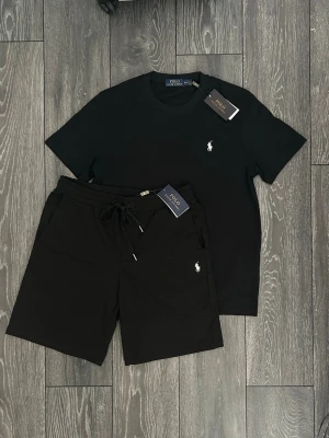 Svart Ralph Lauren Set - Ett helt nytt set av T-Shirt och Shorts, båda delar ligger ute på min plick för 439 kr styck ( 2x = 878). Men köp båda samtidigt för 749kr✅ istället och spara 129kr + 88kr på frakt & skydd🚚 . Båda delar helt oanvända (säljer då de är fel storlek för mig (Medium)