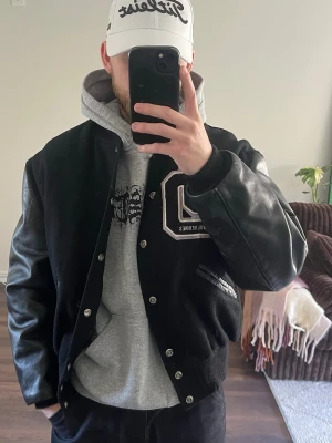 College jacket - - Är i samma skick som när det köptes secondhand - Liten fläck av rost(??) på framsidan  - Har vanligtvis storlek S och är 180 lång (passar även storlek M)