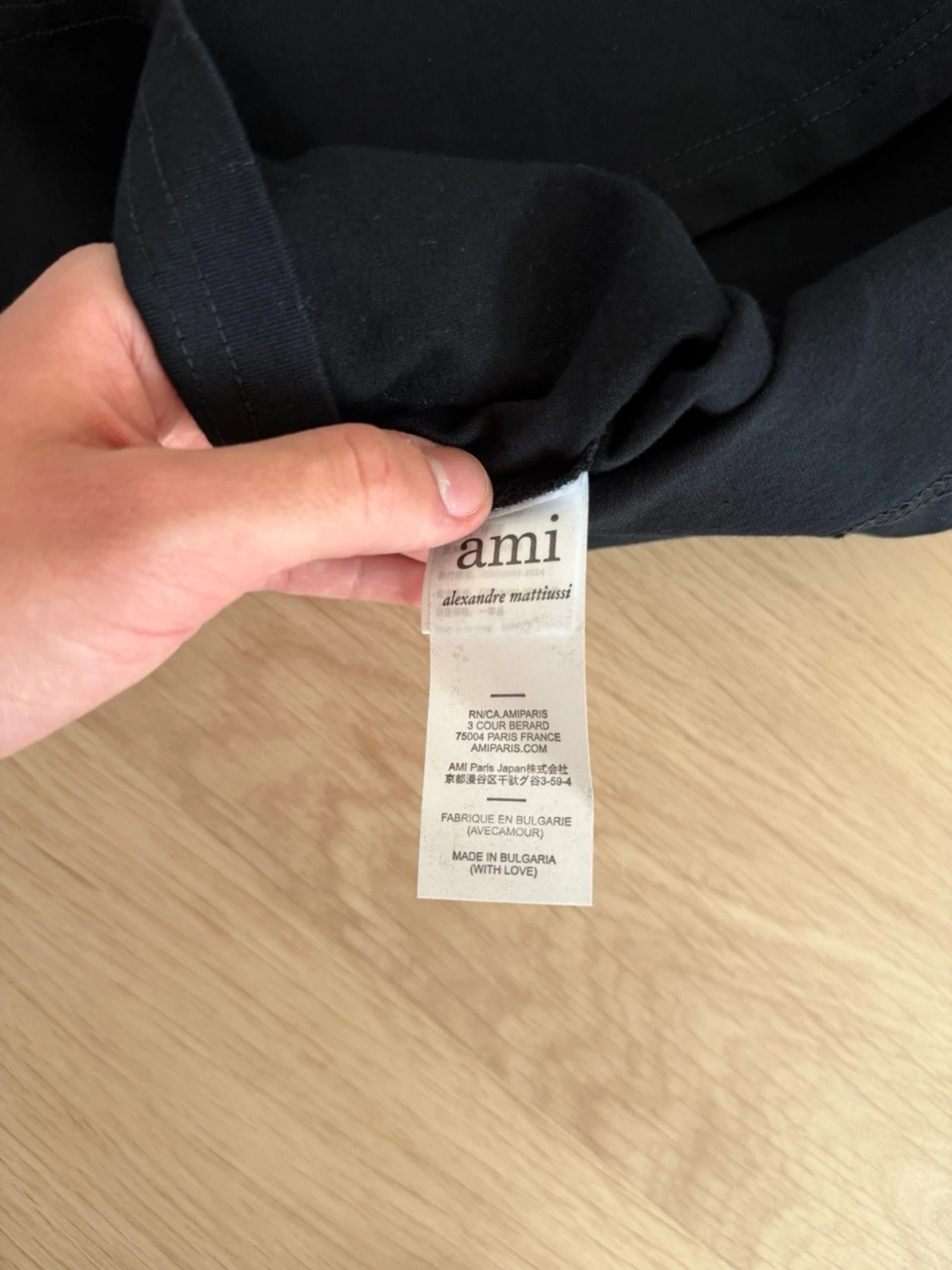 Svart t-shirt från Ami med hjärtdetalj - 2