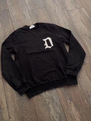 DonDup tröja - Säljer en riktig fet Dondup tröja. Skicket är 8/10. Storleken S. Priset kommer styvmors på 699kr men kan sänkas.