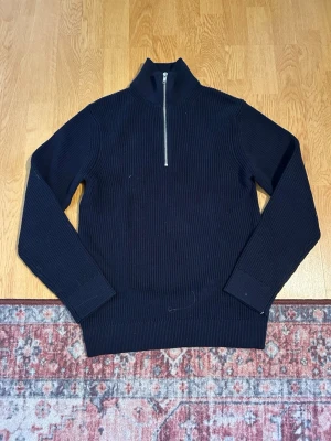 Half zip -  Säljer nu denna halv Zip från brothers Den är aldrig använd och är helt ny med prislapp och är storlek. S. Hör gärna av er vid funderingar eller frågor🤝