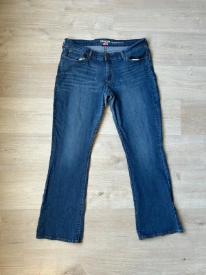 Blåa Levis Denizen Modern Bootcut Storlek 44 -  Fina Levis Jeans i blå färg. Jeansen är i mycket bra skick och sparsamt använda. |  Äkta som allt annat jag säljer! ✅ |  Storlek: 44, XXL Skick: Mycket Bra Skick - blivit lagad på ett ställe (SE SISTA BILD)| Färg: Blå | Märke: Levis | Modell: Jeans |   Hör gärna av dig vid frågor så svarar  så fort jag kan! 😁|  (Sku - 108)