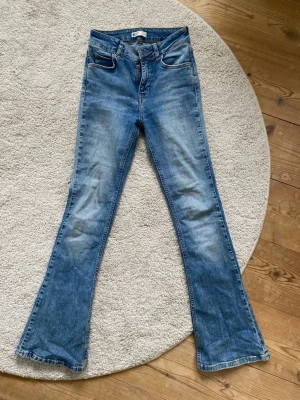Blå bootcut jeans från g perfect jeans - Blå bootcut jeans från Gina. Passar inte mig därför kan jag inte visa dom på!
