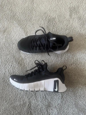 Nike Free Metcon 6 - Svarta och vita sneakers från Nike i modellen Metcon 6. De är endast använda inomhus ett fåtal gånger så i nyskick! Nypris ca 1600 