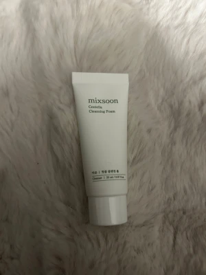 Mixsoon Centella Cleansing Foam - Mild rengöringsskum från Mixsoon med centella, perfekt för att rengöra huden på djupet. Kommer i en vit tub på 20 ml, smidig att ta med i väskan. Passar dig som vill ha en fräsch och återfuktad känsla efter rengöring. Helt oanvänd