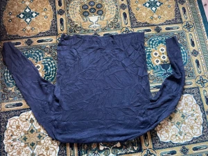 Mörkblå stickad tröja med brodyr - Mysig mörkblå stickad tröja med lång ärm och diskret broderad logga framtill. Tröjan har en klassisk passform och är tillverkad i ett grovstickat material som ger en avslappnad look. Perfekt för lager-på-lager-stil under kyliga dagar.