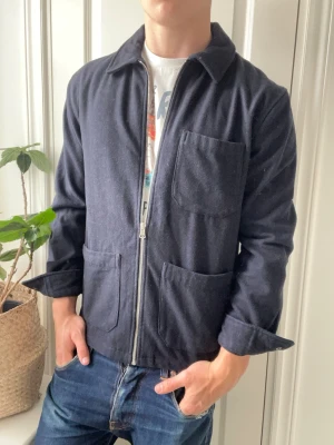 These glory days overshirt  - These glory days overshirt, mörkblå. Väldigt schysst, Inga defekter! Modellen i bilderna är 180 cm 75 kg och bär Storlek M , Kom med frågor! 🌟 (Kan gå ned i pris vid köp av paket 😉) 